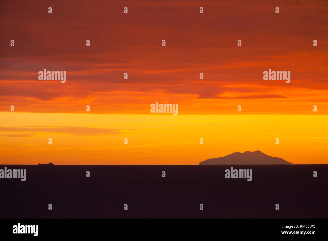 Tramonto con l'isola di Montecristo da Castiglione della Pescaia, in provincia di Grosseto, Toscana, Italia, Europa Foto Stock
