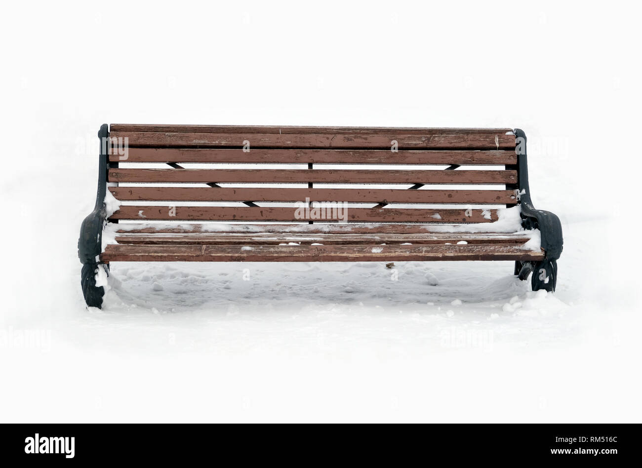 Vuoto in legno marrone panchetta outdoor in un parco in inverno vista frontale closeup Foto Stock