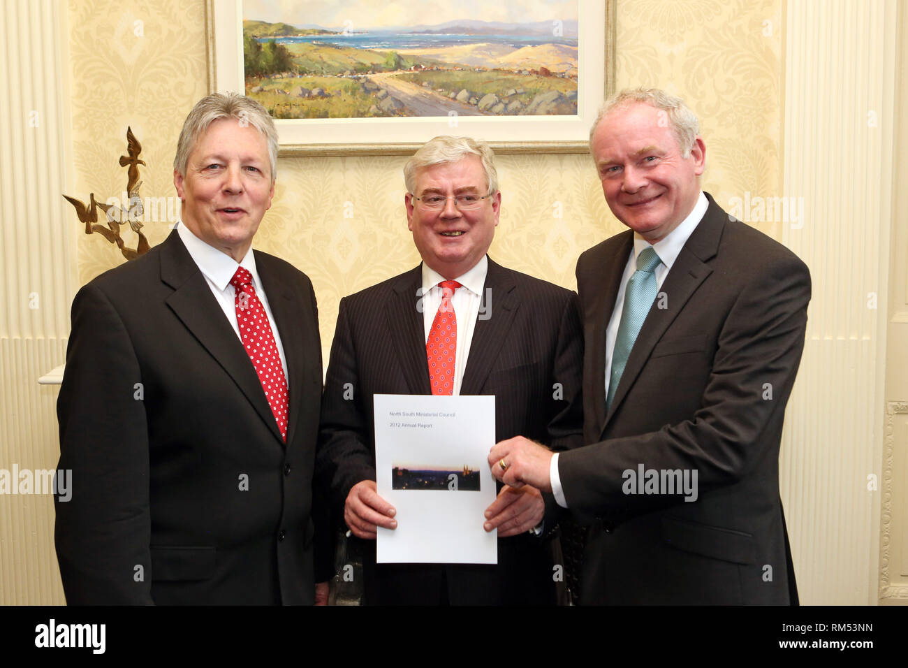 Il Primo Ministro Peter Robinson, Tánaiste Eamon Gilmore e il Vice Primo Ministro Martin McGuinness. Foto/Paolo McErlane Foto Stock