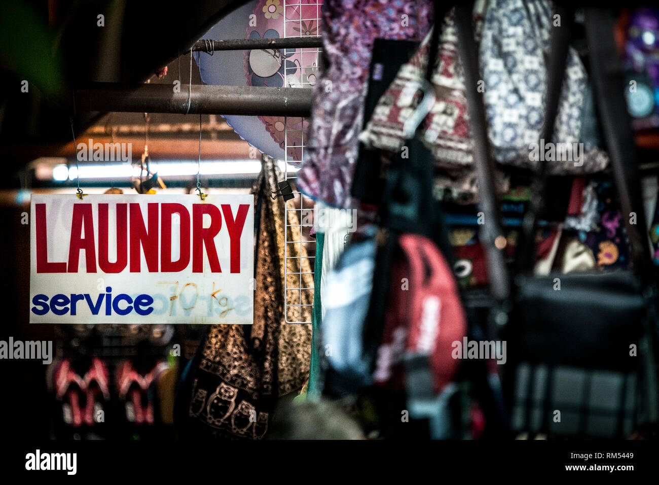 Segno pubblicità servizio lavanderia a un mercato in stallo a Phuket, Tailandia. Foto Stock