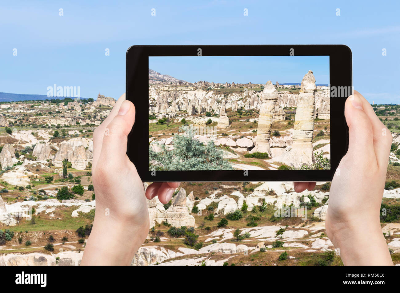 Concetto di viaggio - tourist fotografie del paesaggio di montagna a Goreme National Park in Cappadocia sullo smartphone in Turchia in primavera Foto Stock