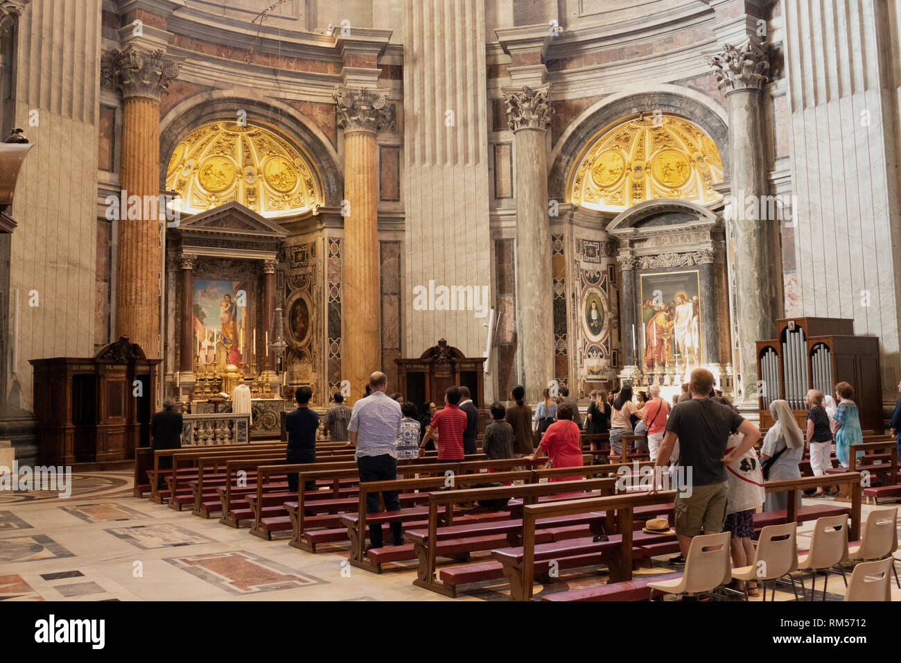 Basilica Di San Pietro In Vaticano Persone Sepolte Persone in preghiera davanti all altare di San Giuseppe, Basilica di