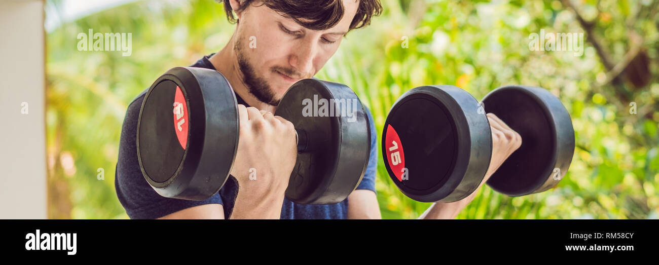 Bicipite curl - peso formazione uomo fitness al di fuori lavoro bracci sollevando i pesi facendo bicipite riccioli. Maschio modello sport esercizio all'aperto come parte Foto Stock