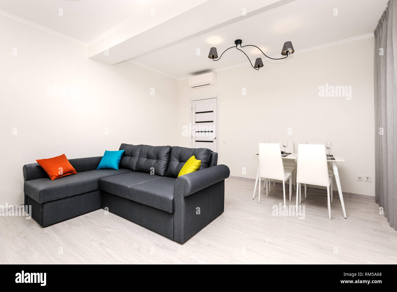 Moderno e di colore bianco e grigio living room interior Foto Stock