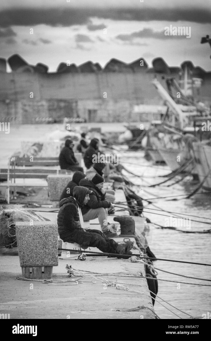 Il vecchio uomo di disoccupati la pesca Foto Stock