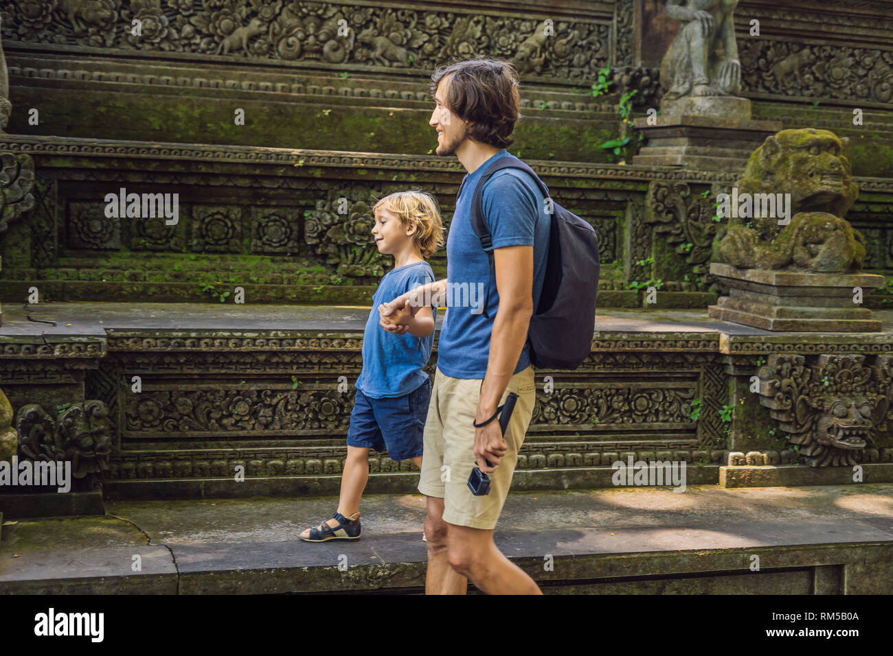 Papà e figlio viaggiatori alla scoperta della foresta Ubud nella foresta delle scimmie, Bali Indonesia. Viaggiare con bambini di concetto Foto Stock