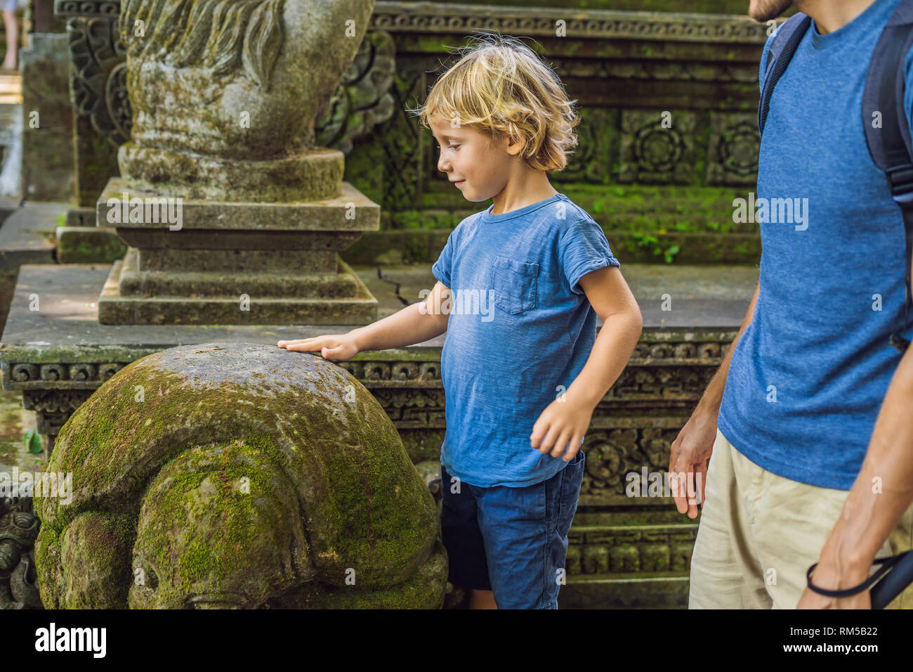 Ragazzo turista alla scoperta della foresta Ubud nella foresta delle scimmie, Bali Indonesia. Viaggiare con bambini di concetto Foto Stock