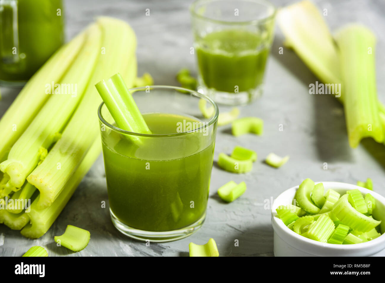 Sedano verde sani succhi di frutta in vetro Foto Stock