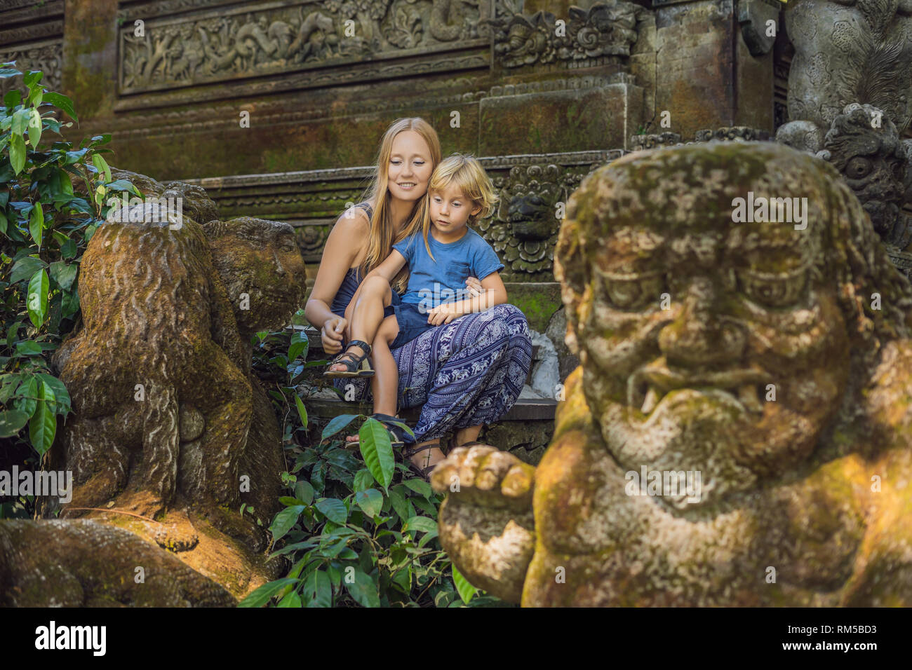 Madre e figlio i viaggiatori alla scoperta della foresta Ubud nella foresta delle scimmie, Bali Indonesia. Viaggiare con bambini di concetto Foto Stock