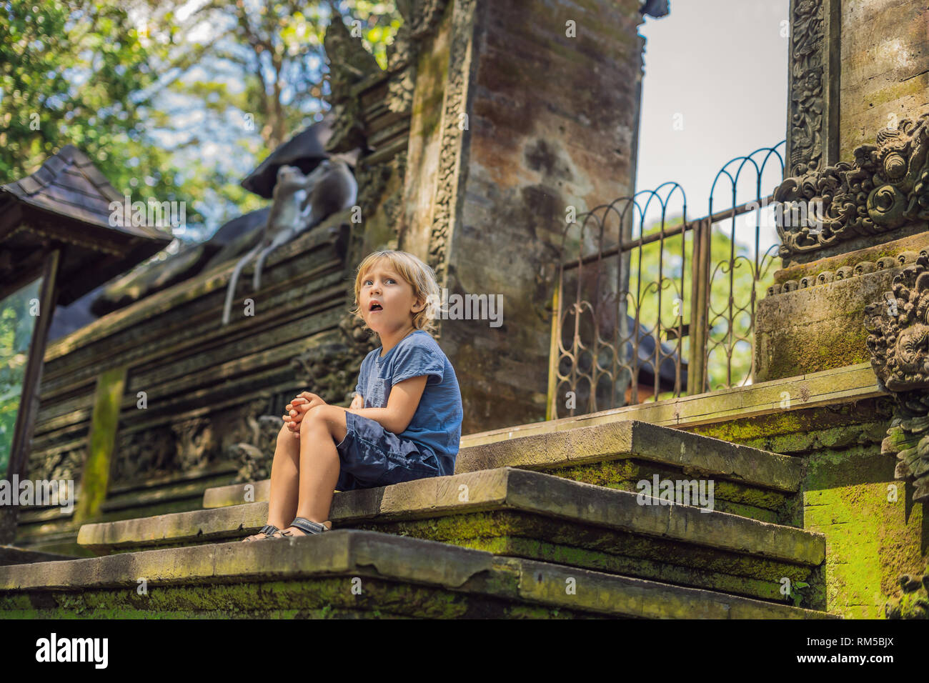 Ragazzo turista alla scoperta della foresta Ubud nella foresta delle scimmie, Bali Indonesia. Viaggiare con bambini di concetto Foto Stock