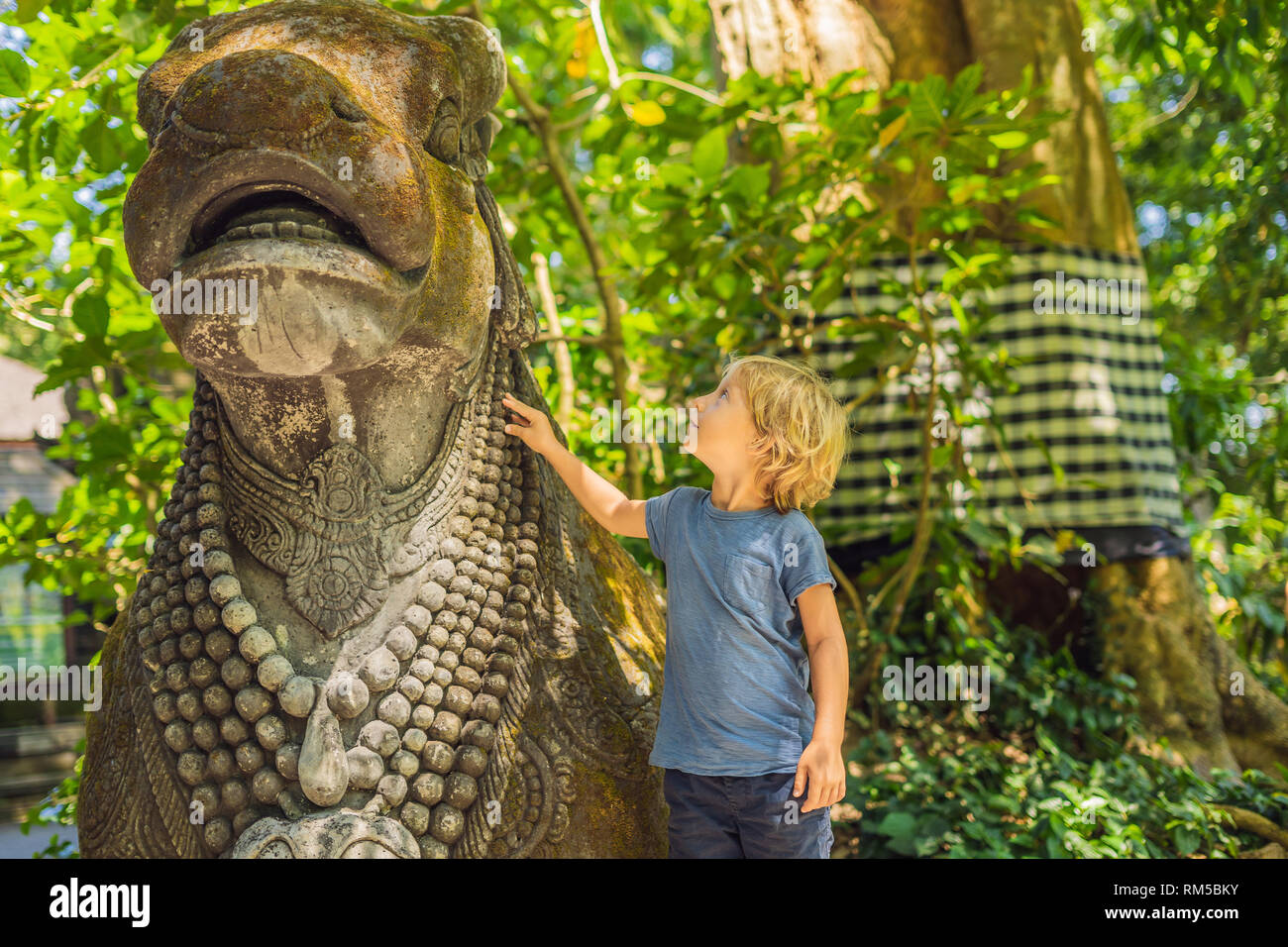 Ragazzo turista alla scoperta della foresta Ubud nella foresta delle scimmie, Bali Indonesia. Viaggiare con bambini di concetto Foto Stock