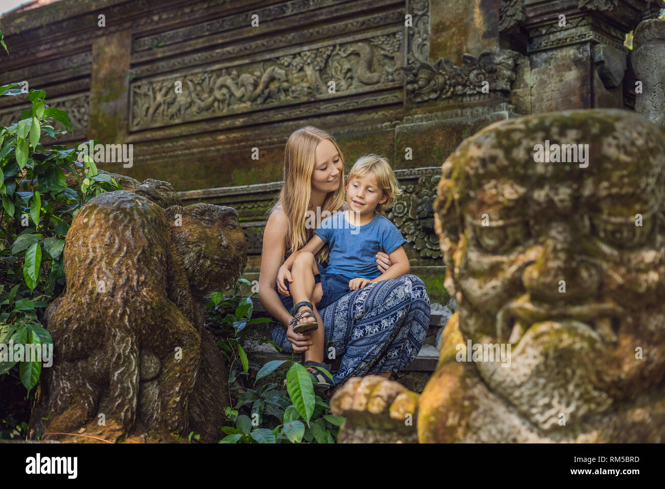 Madre e figlio i viaggiatori alla scoperta della foresta Ubud nella foresta delle scimmie, Bali Indonesia. Viaggiare con bambini di concetto Foto Stock