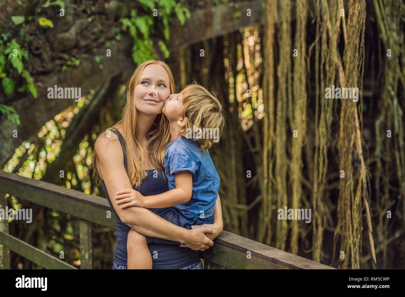 Madre e figlio i viaggiatori alla scoperta della foresta Ubud nella foresta delle scimmie, Bali Indonesia. Viaggiare con bambini di concetto Foto Stock