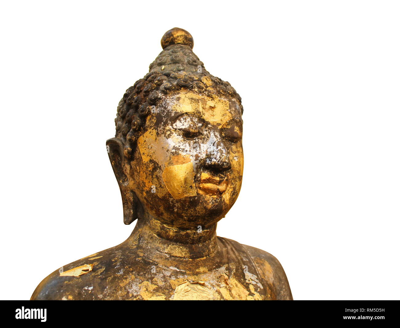 Faccia della statua del Buddha con piastra di oro isolato su uno sfondo bianco. Foto Stock