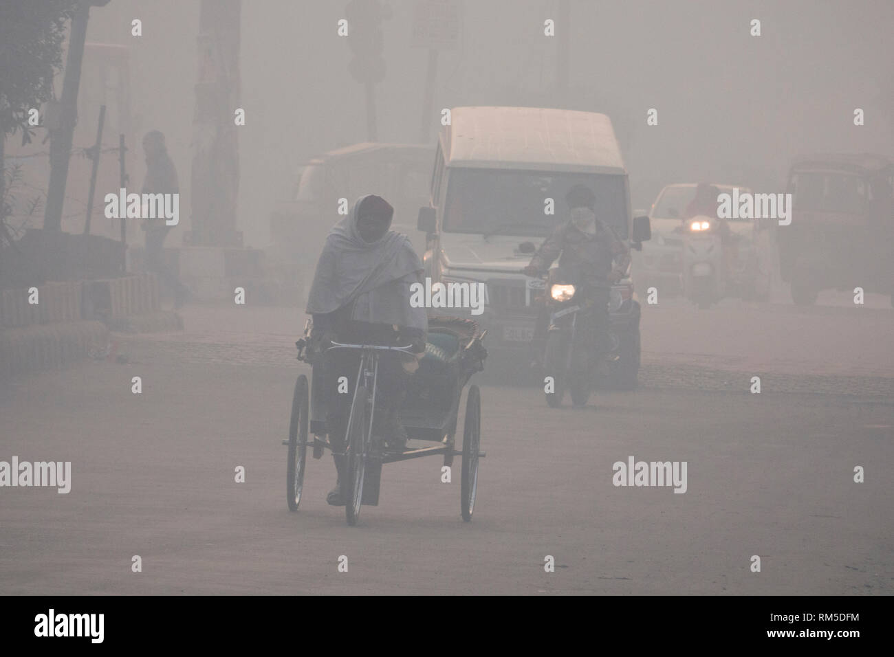 La mattina presto pendolari in livelli pericolosi di inquinamento atmosferico di Amritsar, India Foto Stock