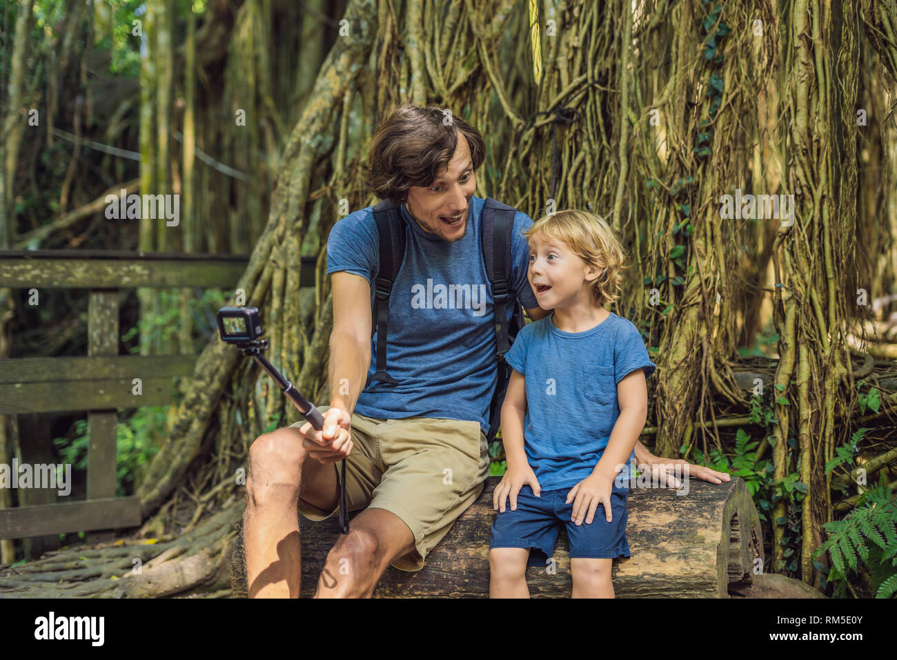 Papà e figlio viaggiatori alla scoperta della foresta Ubud nella foresta delle scimmie, Bali Indonesia. Viaggiare con i bambini del concetto. Videoblog, Selfie. Foto Stock