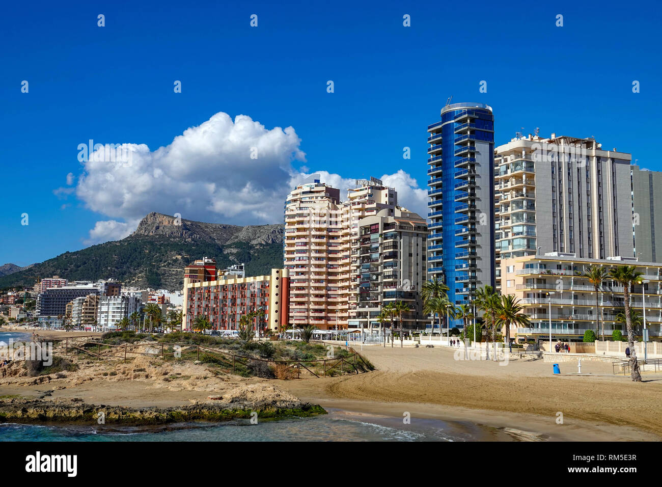 L azzurro del mare, spiaggia e blocchi di appartamenti presso la popolare spagnolo resort turistico di Calpe, provincia di Valencia, Spagna Foto Stock