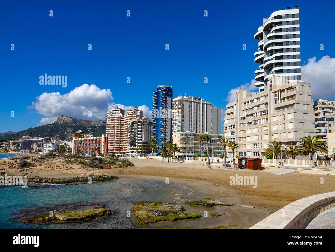 L azzurro del mare, spiaggia e blocchi di appartamenti presso la popolare spagnolo resort turistico di Calpe, provincia di Valencia, Spagna Foto Stock