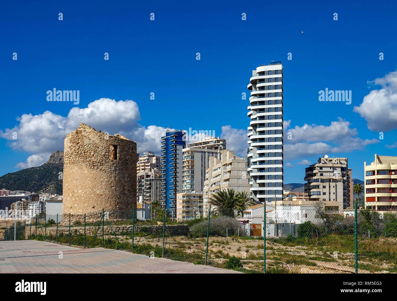 L azzurro del mare, spiaggia e blocchi di appartamenti presso la popolare spagnolo resort turistico di Calpe, provincia di Valencia, Spagna Foto Stock
