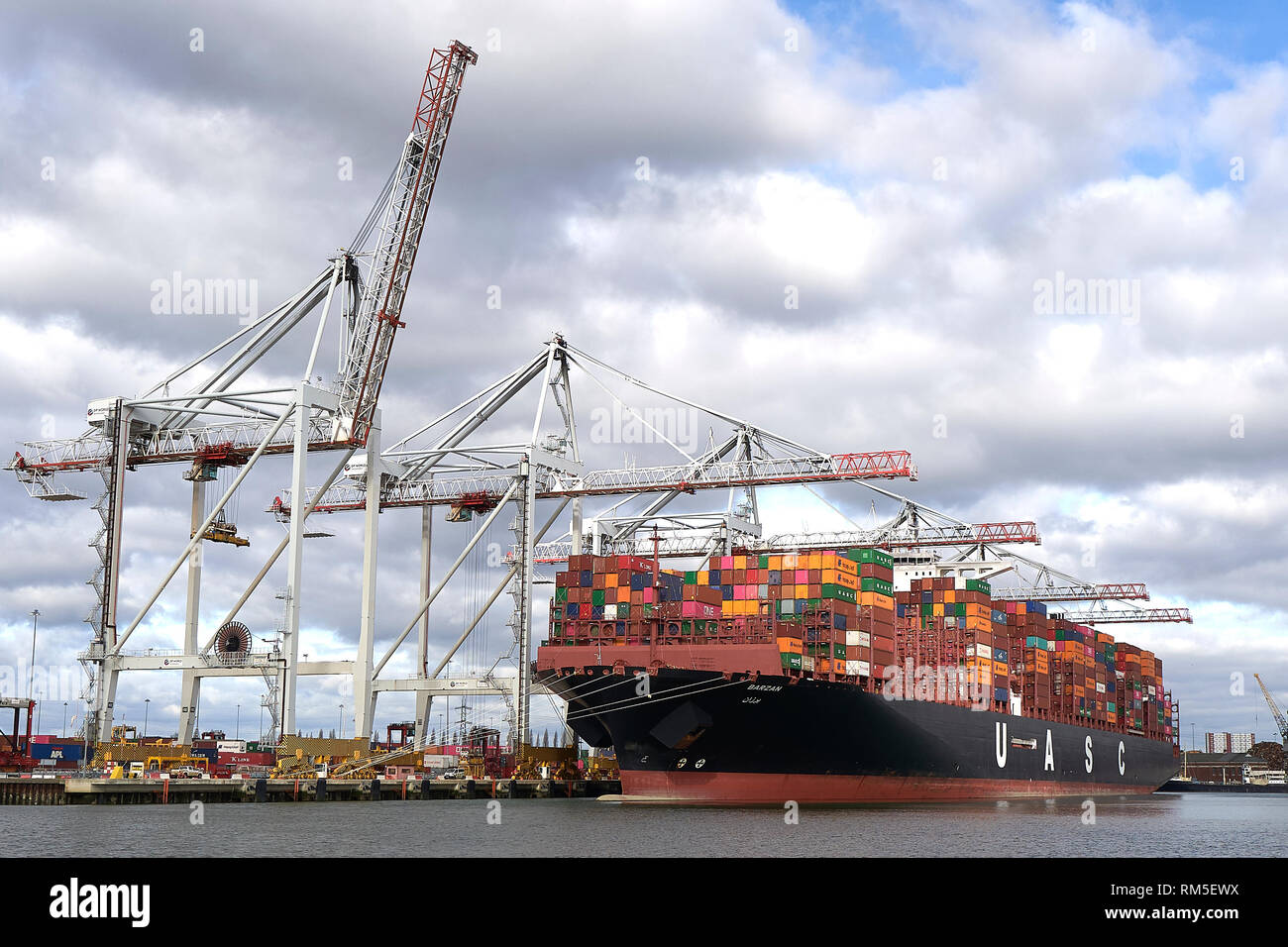 La nave portacontainer ultra-large lunga 400 metri, BARZAN, carico e scarico nel Southampton Container Terminal, Hampshire, Regno Unito. Foto Stock