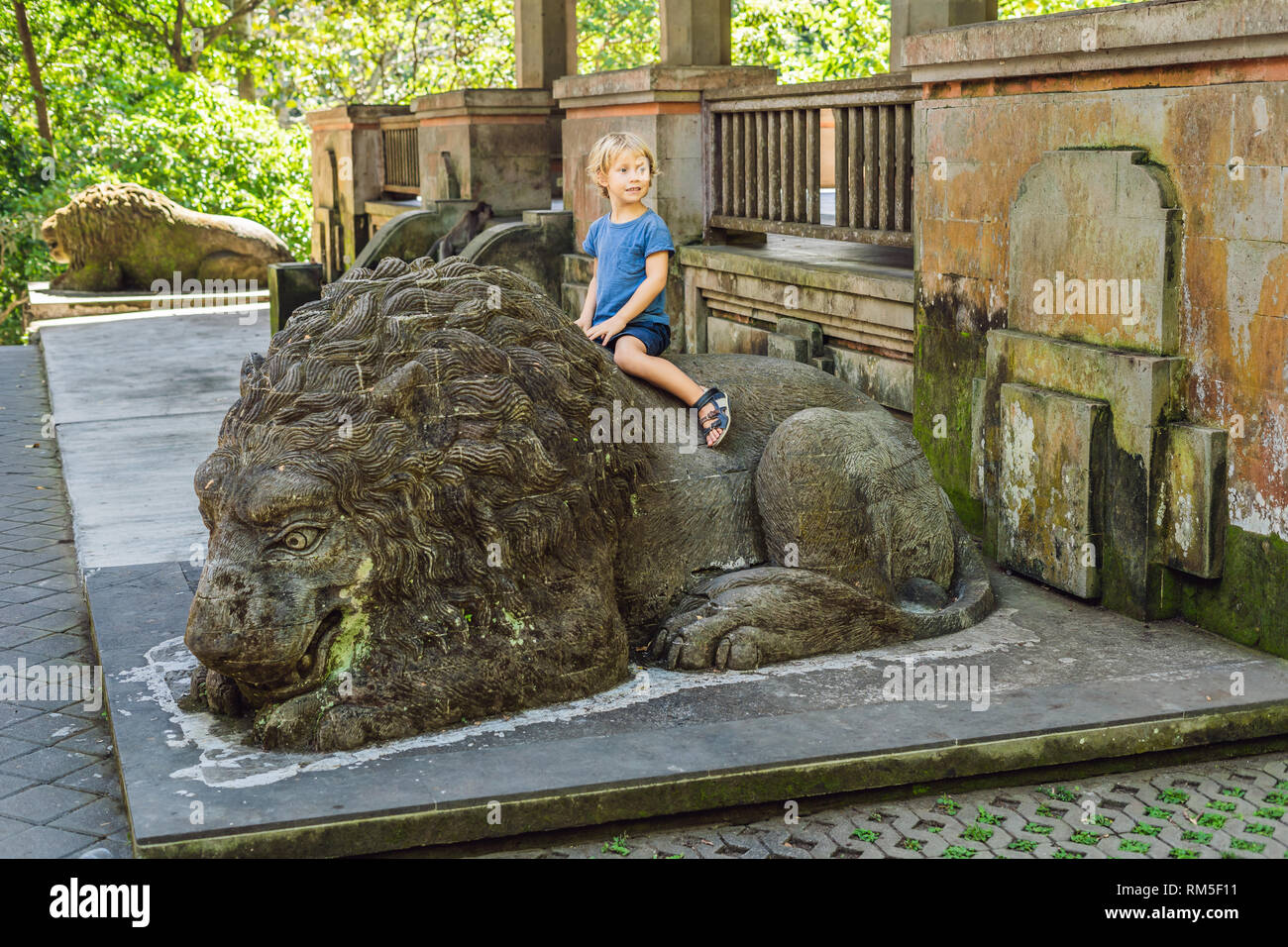 Ragazzo turista alla scoperta della foresta Ubud nella foresta delle scimmie, Bali Indonesia. Viaggiare con bambini di concetto Foto Stock
