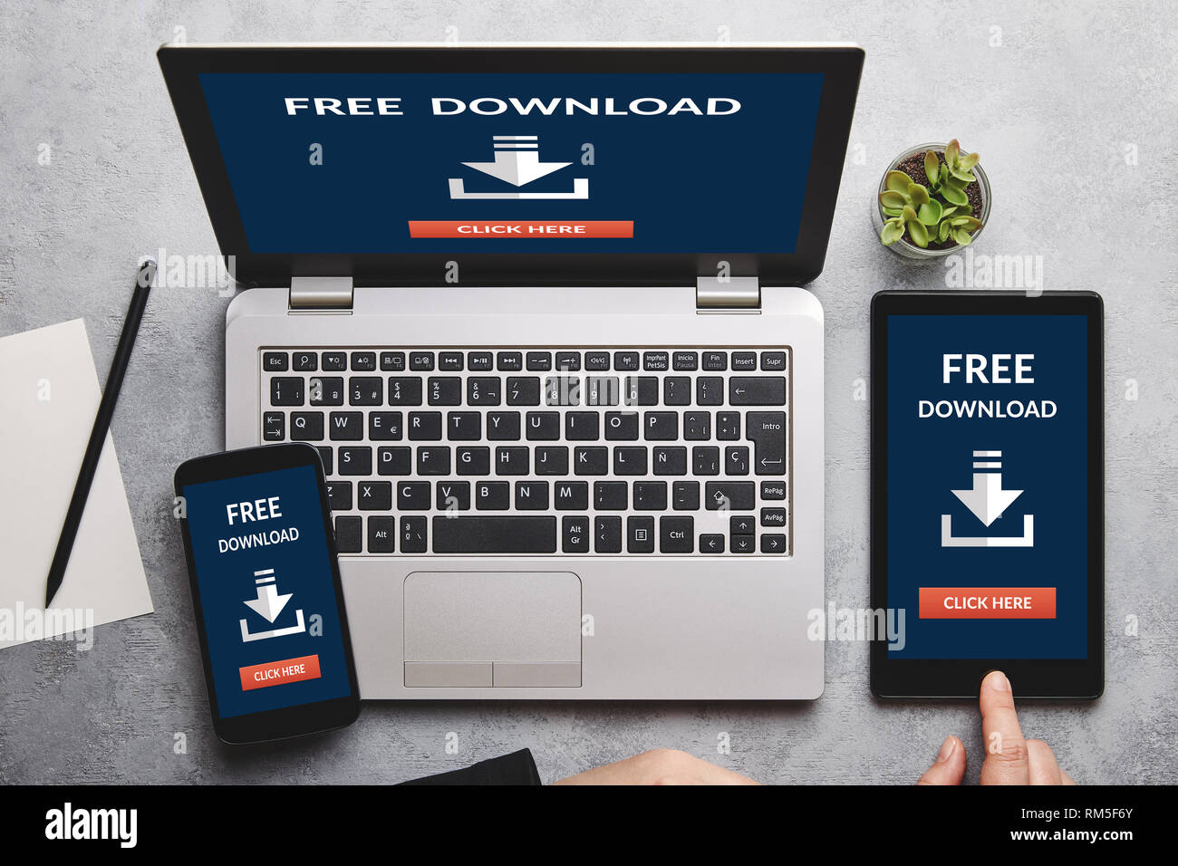 Iscriviti alla newsletter concetto su notebook, tablet e lo schermo dello smartphone su tabella grigia. Tutti i contenuti della schermata è progettato da me. Lay piatto Foto Stock