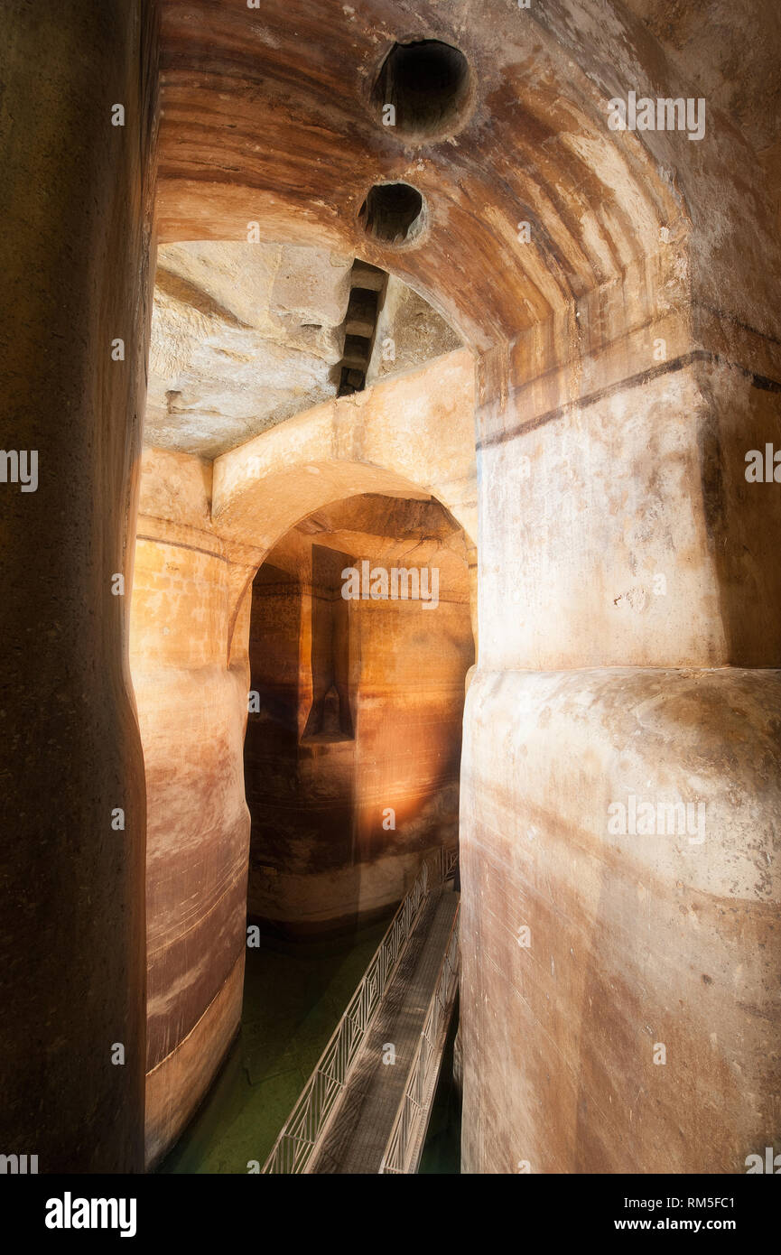 Vista interna della cisterna Palombaro lungo, a Matera, una pietra scavato un enorme sistema di acqua. Foto Stock