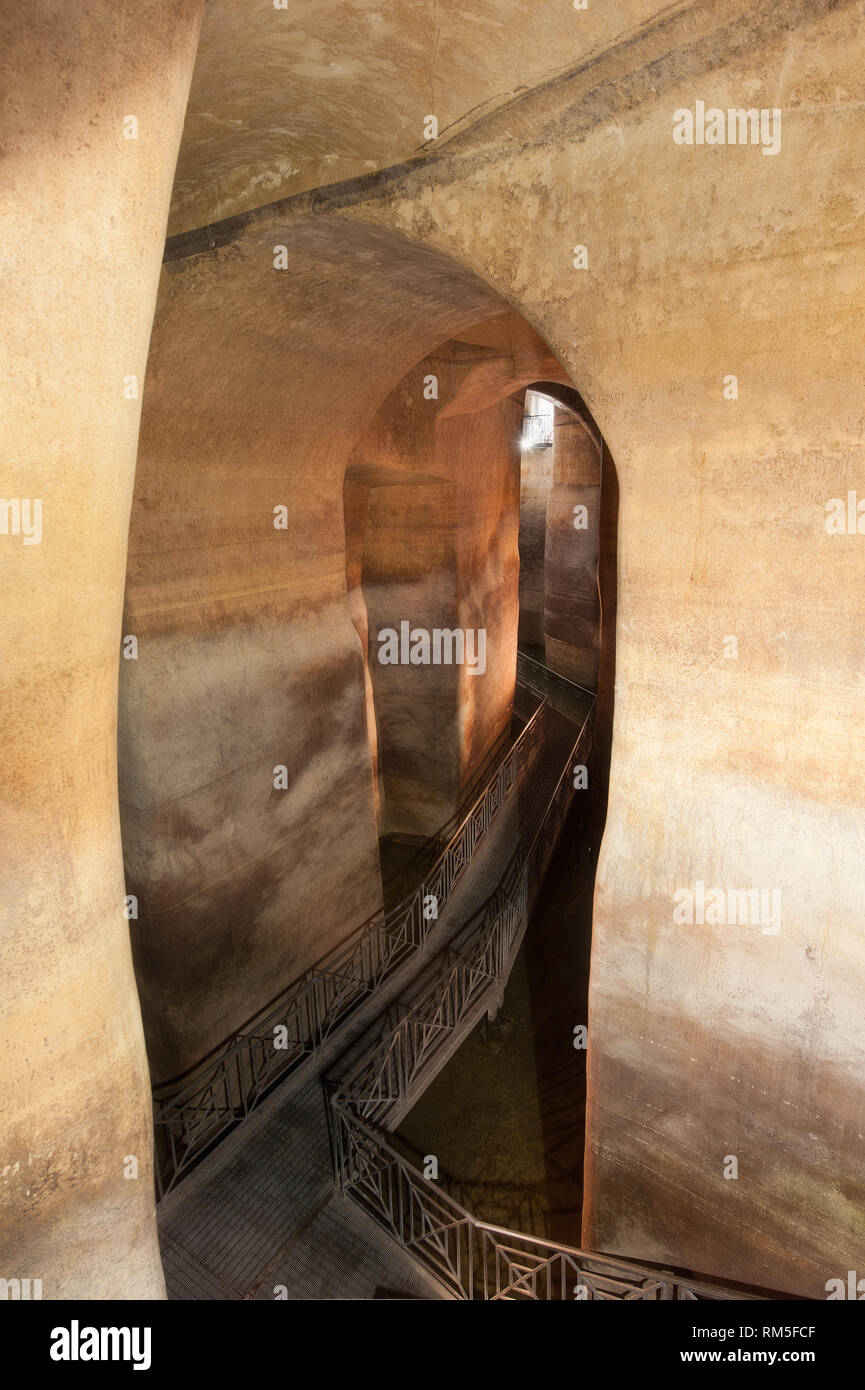 Vista interna della cisterna Palombaro lungo, a Matera, una pietra scavato un enorme sistema di acqua. Foto Stock