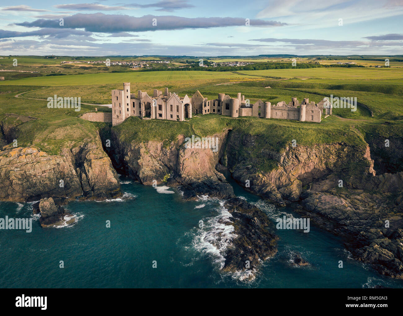 La mattina presto veduta aerea del castello di Slains rovina, pensato per essere fonte di ispirazione per Bram Stoker's prenota 'Dracula', Aberdeenshire, Scozia Foto Stock