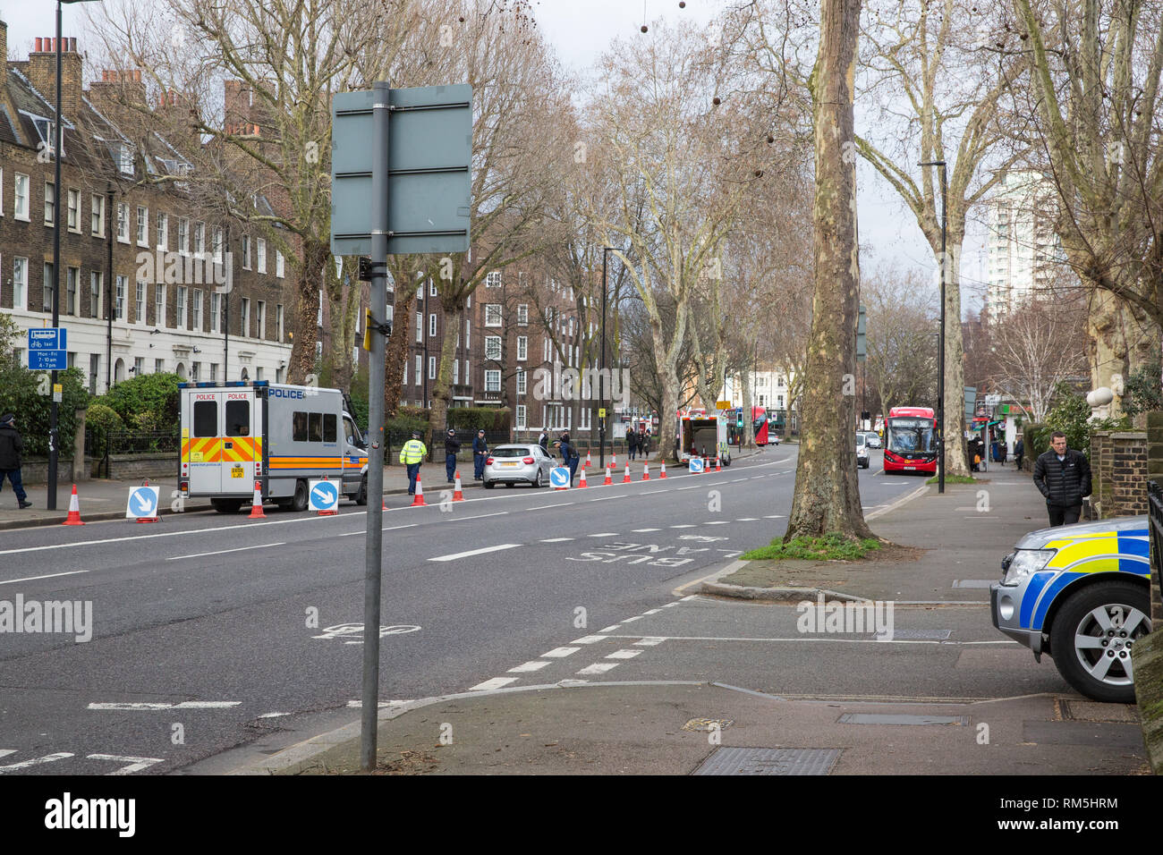 Londra, Regno Unito. 12 Febbraio, 2019. La polizia metropolitana di effettuare controlli sui veicoli che passano lungo il Kennington Road a Lambeth. Foto Stock