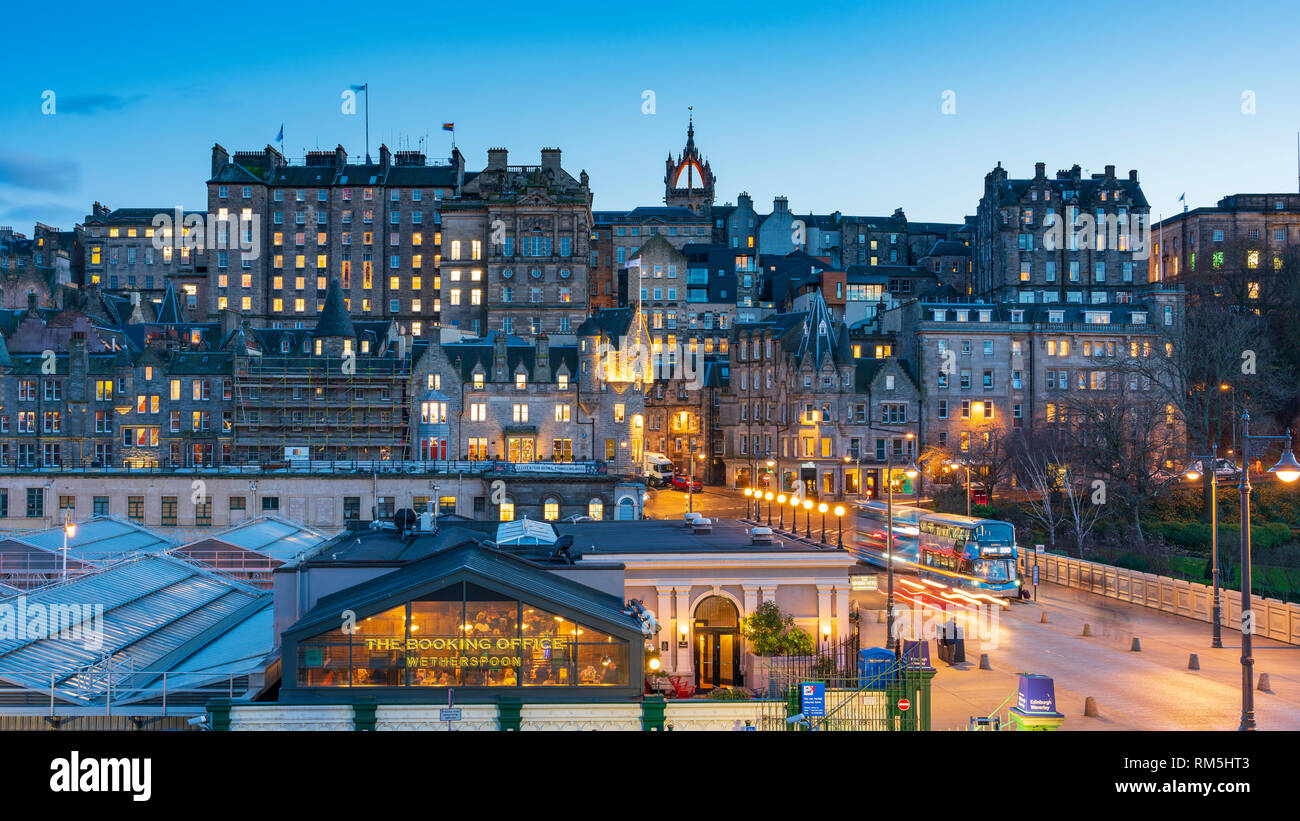 Vista serale di edifici storici in Edinburgh Old Town , Scozia, Regno Unito Foto Stock