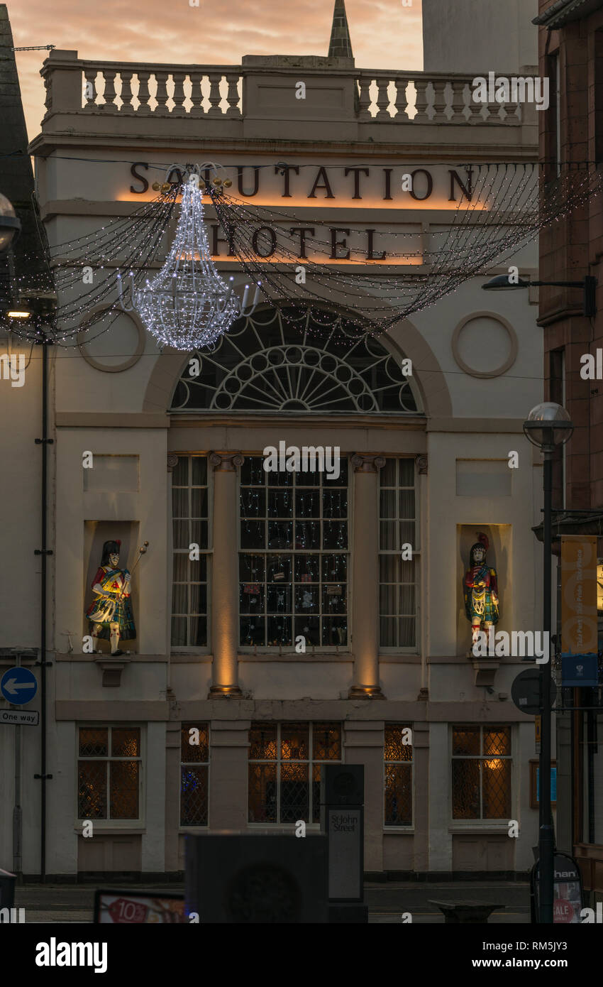 Il Salutation Hotel, midwinter, al crepuscolo in Perth, Scotland, Regno Unito Foto Stock