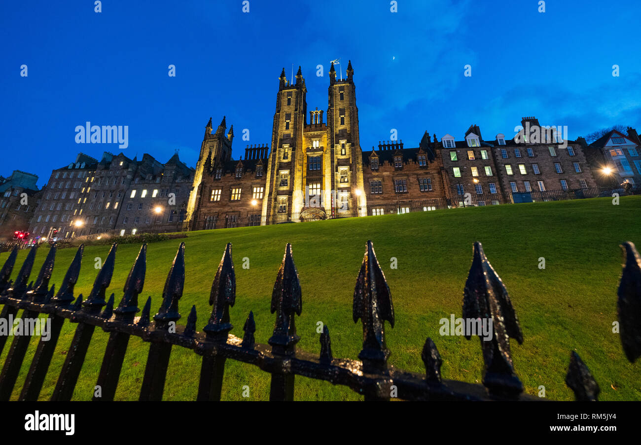 Vista notturna di Edinburgh University College Nuovo edificio sul tumulo di Edimburgo Città Vecchia, Scotland, Regno Unito Foto Stock