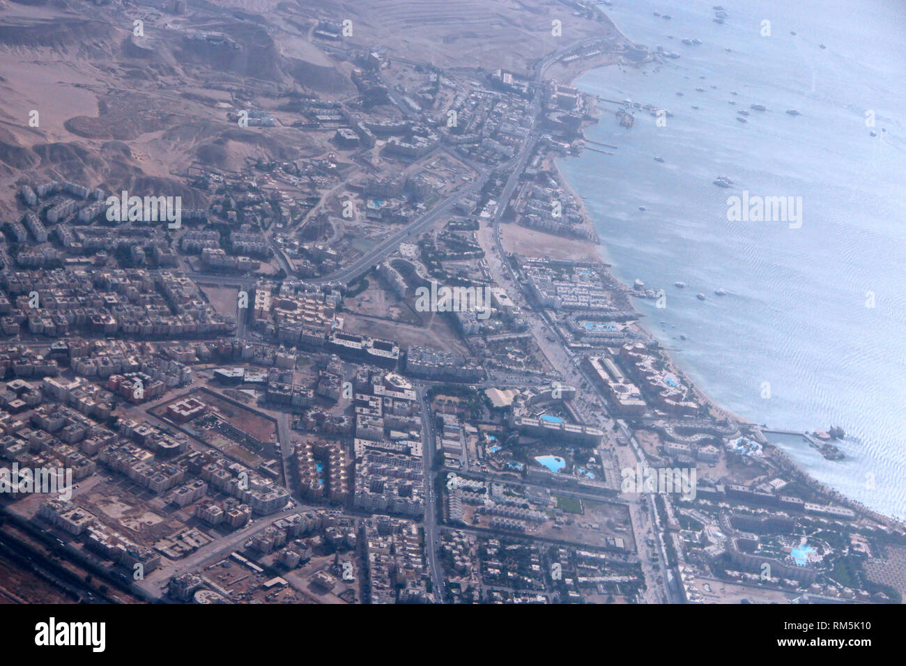 Antenna vista città con le case, edifici, mare in Egitto. Volo sopra il paese. Immagine panoramica. Città egiziana visto da sopra. Città Egyptial da sk Foto Stock Antenna vista città con le case, edifici, mare in Egitto. Volo sopra il paese. Immagine panoramica. Città egiziana visto da sopra. Città Egyptial da sk Foto Stock