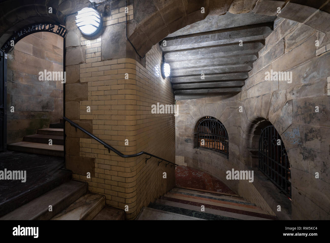 Vista notturna di The Scotsman passi in Edinburgh Old town, Scotland, Regno Unito Foto Stock