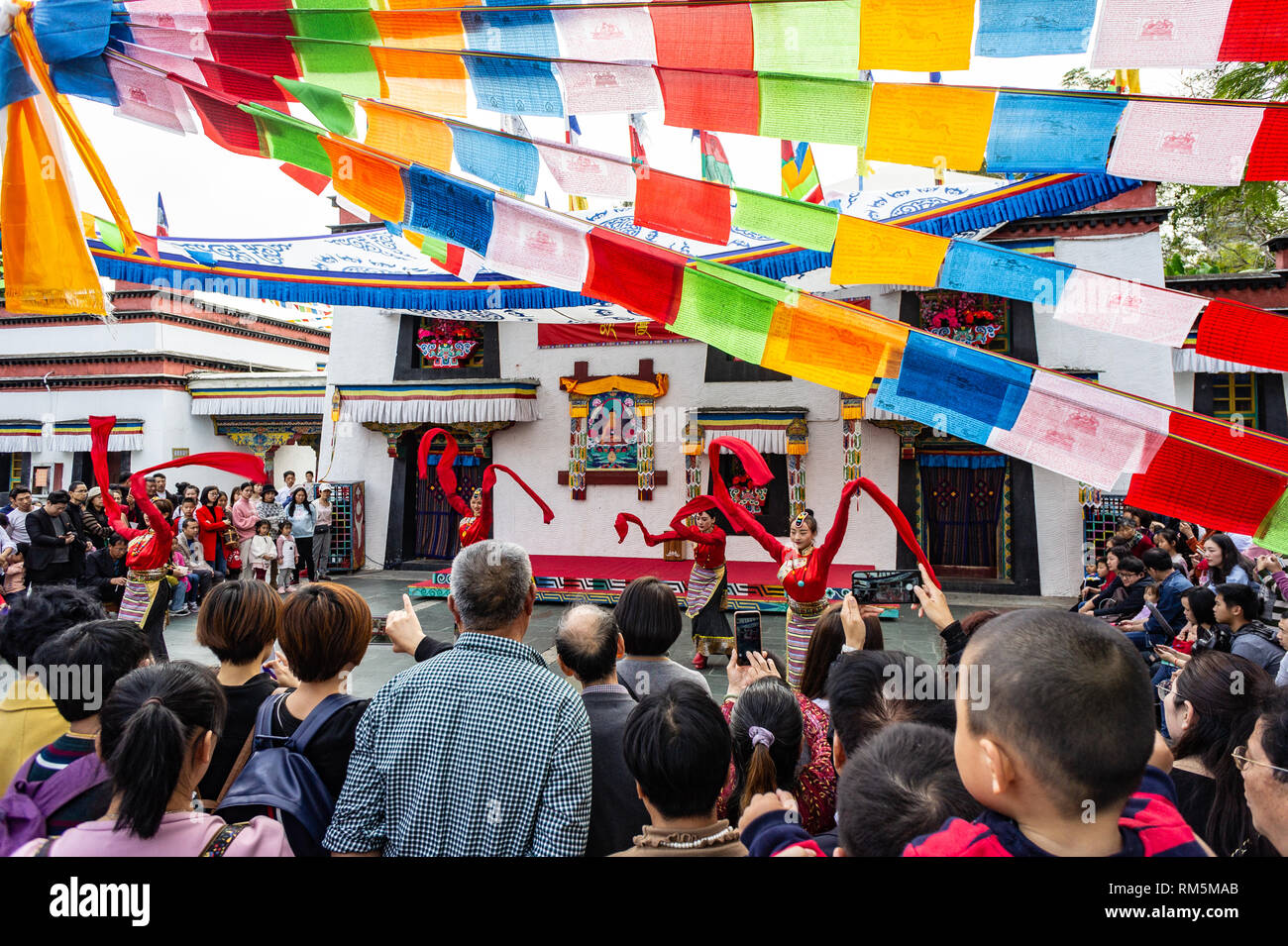 Gli spettatori cinesi guardare un tibetano tradizionale ballo folk in occasione di uno speciale evento di cultura a Shenzhen, Cina Foto Stock