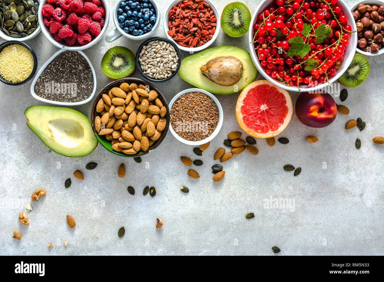 Cibo sano sul tavolo. La colazione in un campo di bocce con prodotti freschi, organico super, dieta vegana con frutta e bacche, Foto Stock