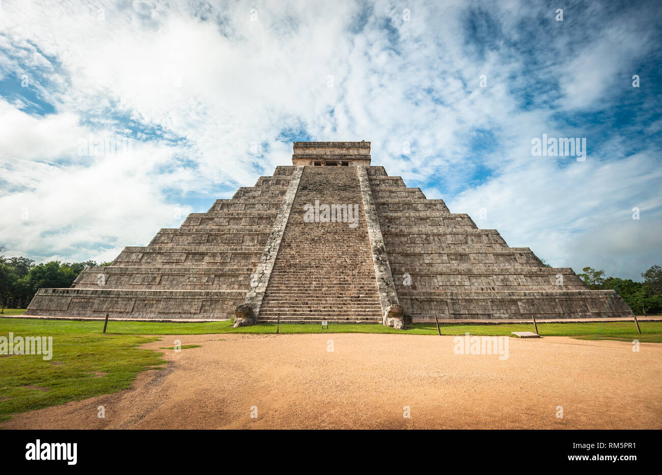 El Castillo o tempio di Kukulkan piramide, Chichen Itza, Yucatan, Messico Foto Stock