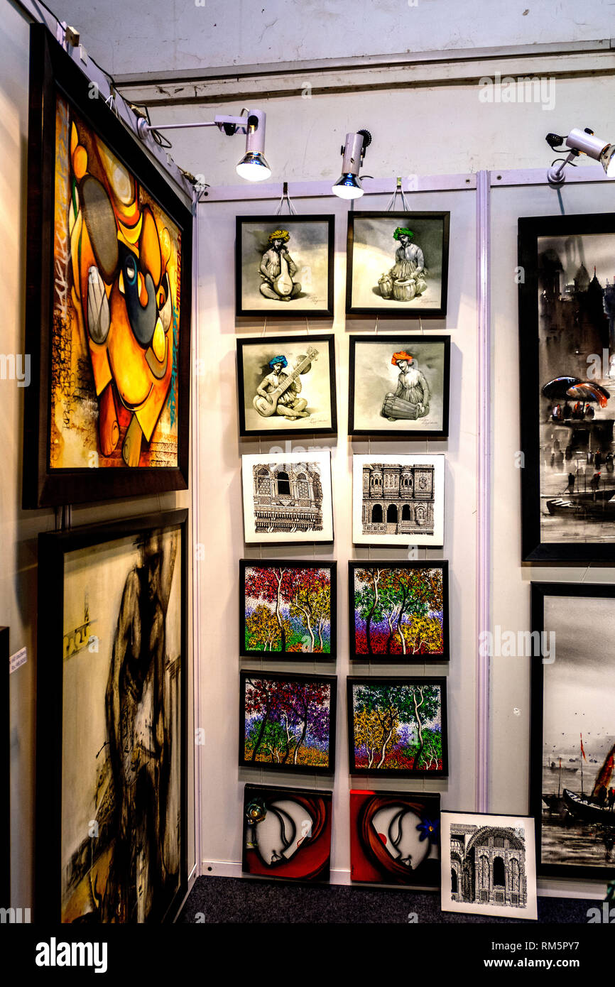 Dipinti in mostra nella galleria d'arte, India, Asia Foto Stock