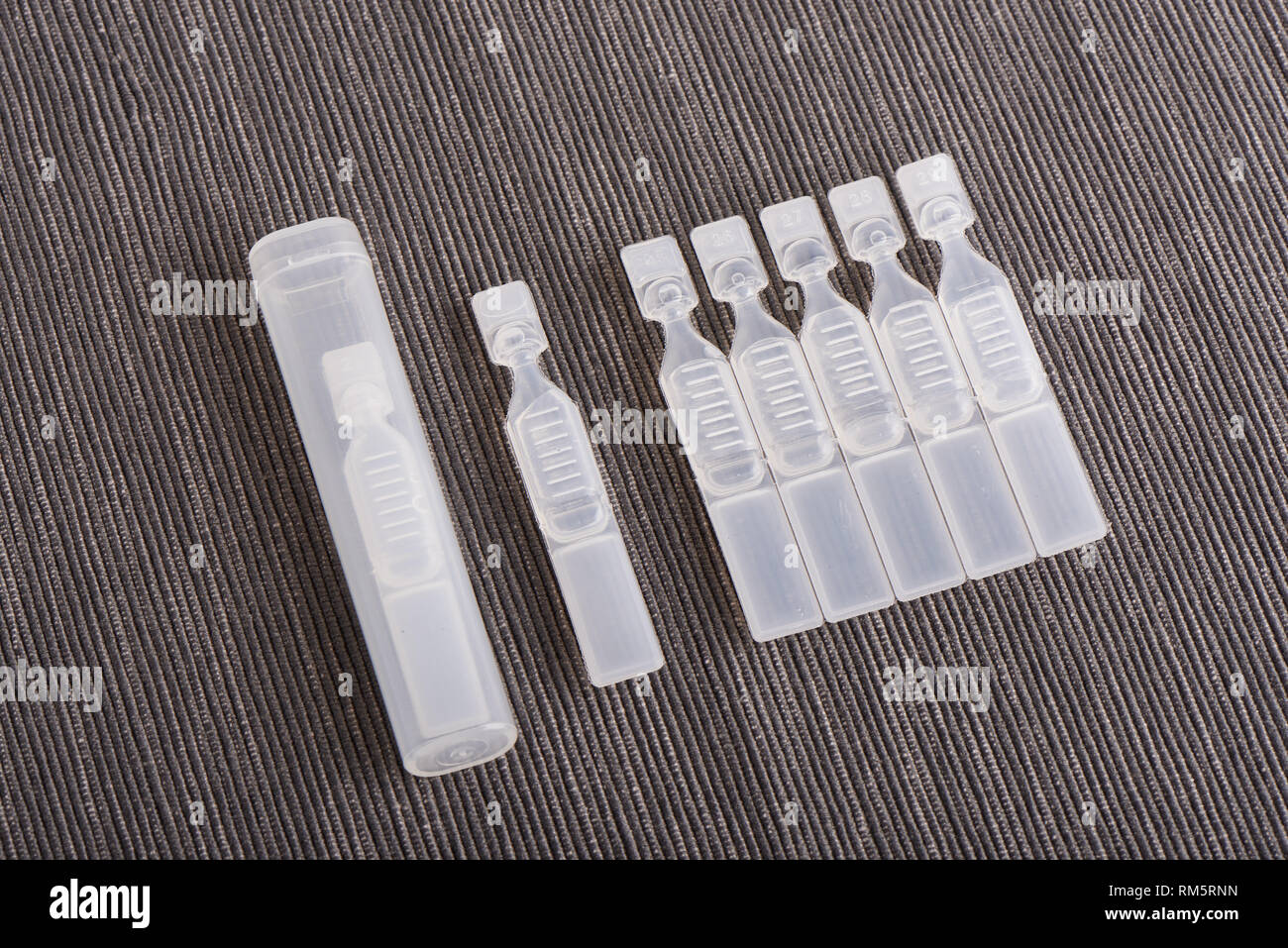 Uso singola lacrima artificiale lubrificante di gocce per gli occhi contenitori con custodia Foto Stock