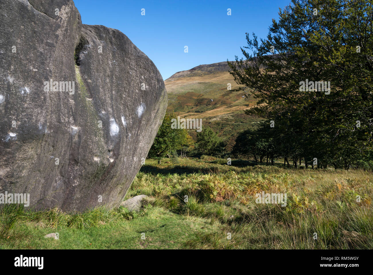 Il paesaggio intorno a Colomba serbatoio di pietra, Greenfield, Peak District, Inghilterra. Foto Stock