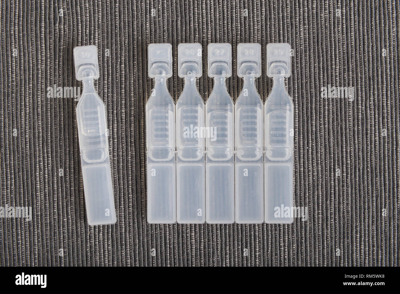 Uso singola lacrima artificiale lubrificante di gocce per gli occhi contenitori Foto Stock