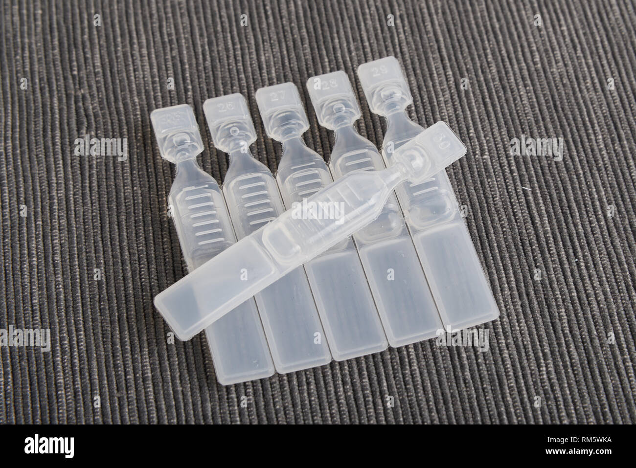 Uso singola lacrima artificiale lubrificante di gocce per gli occhi contenitori Foto Stock