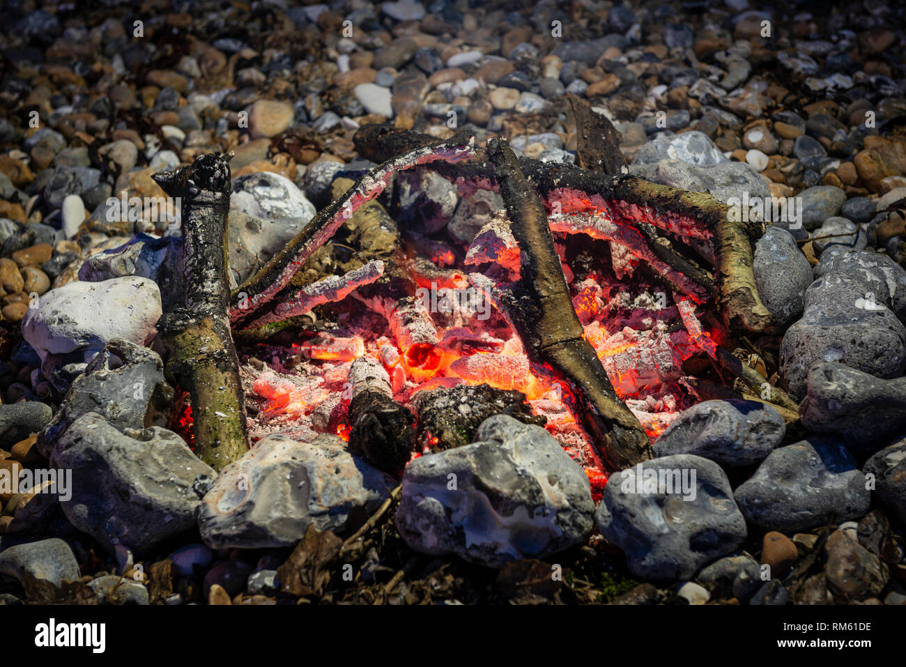 Piccolo incendio su una spiaggia ghiaiosa Foto Stock