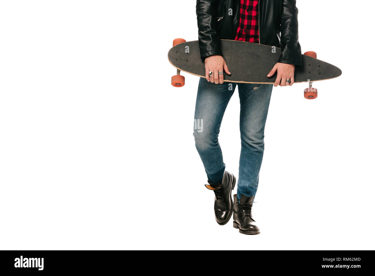 Sezione bassa vista del guidatore di skateboard in posa con longboard isolato su bianco Foto Stock