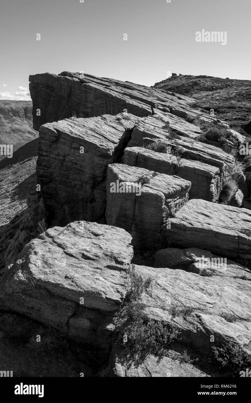 Settembre sulle colline intorno alla colomba serbatoio di pietra, Greenfield, Greater Manchester, Inghilterra. Pietre stabile su brow Wimberry Moss. Foto Stock