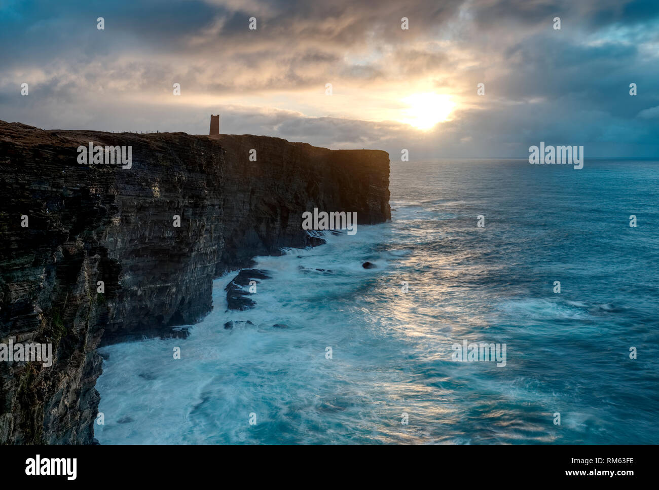 Testa Marwick scogliere e mare mosso, Orkney Isles Foto Stock