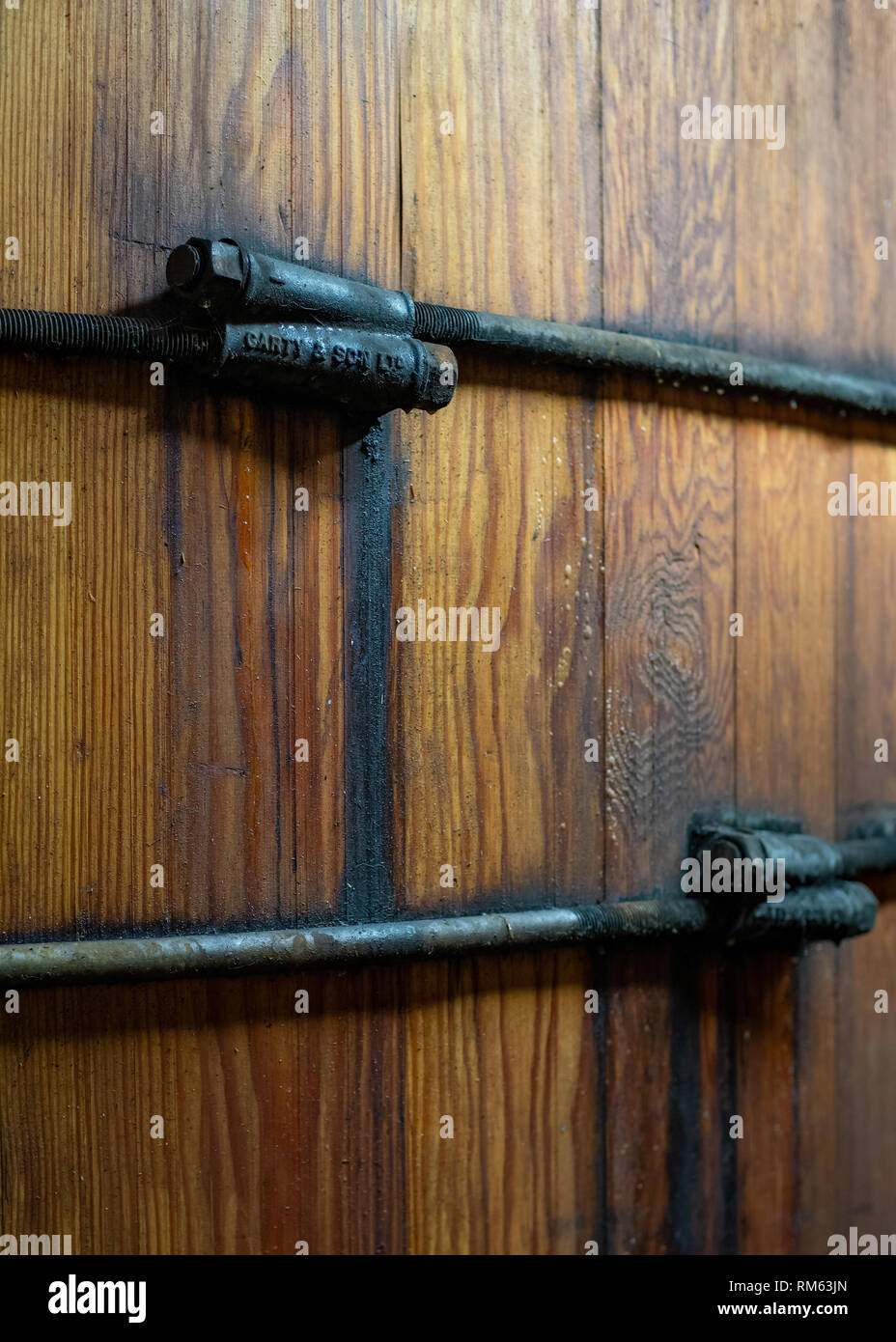 In prossimità del lato di un vecchio, legno mash tun whisky serbatoio di fermentazione in distilleria Balblair Edderton, Ross-shire, Scozia Foto Stock