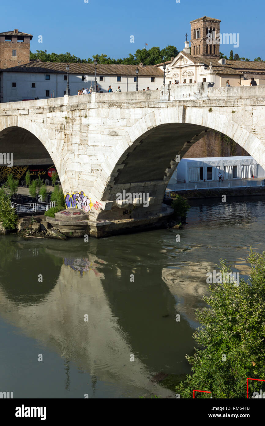 Roma, Italia - 22 giugno 2017: Panorama del fiume Tevere e Pons Cestio nella città di Roma, Italia Foto Stock