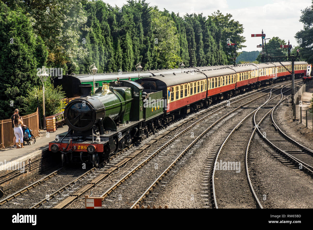 Un Great Western Railway classe locomotiva 2800 arrivando alla stazione di Bridgnorth in Severn Valley Railway Foto Stock